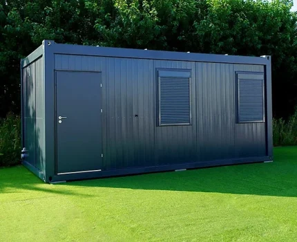 Bürocontainer /6×3 Meter mit Fenstern auf der langen rechten Seite